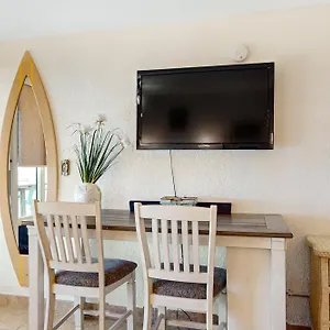  Apartment Sunshine & Oceanfront Serenity